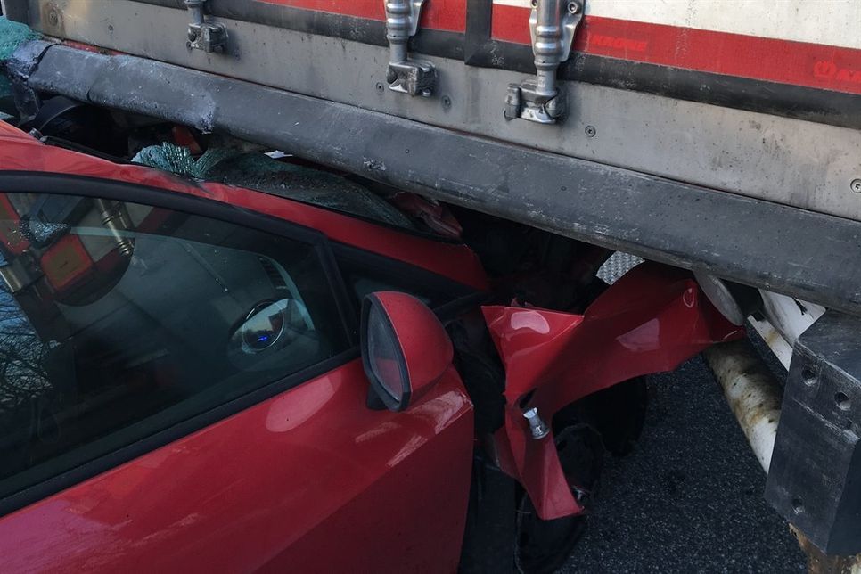 Der Pkw befand sich unter einem Sattelzug.