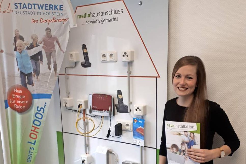 Vertriebsmitarbeiterin Lizza Weidemann erläutert die Glasfaserinstallation anhand der Show-Wand. (Foto: Lars May)