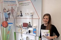 Vertriebsmitarbeiterin Lizza Weidemann erläutert die Glasfaserinstallation anhand der Show-Wand. (Foto: Lars May)