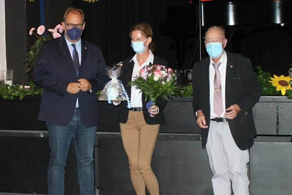 Blumen und ein Frühstücks-Set der Stadt gab es von Bürgervorsteher Sönke Sela und Bürgermeister Mirko Spieckermann.