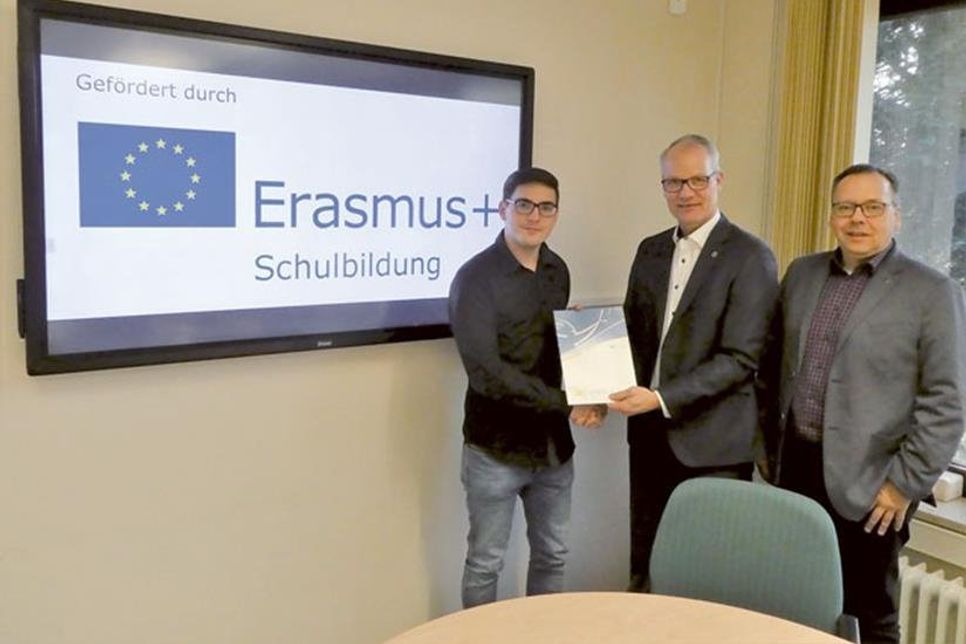 Cedrick Wetendorf (Auszubildender), Michael Gülck (Schulleiter), Torsten Oelke (Europaschulkoordinator) v.l.n.r. Übergabe des Europass Mobilitätsnachweises