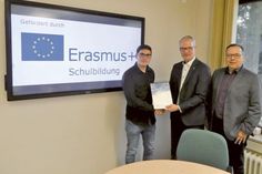 Cedrick Wetendorf (Auszubildender), Michael Gülck (Schulleiter), Torsten Oelke (Europaschulkoordinator) v.l.n.r. Übergabe des Europass Mobilitätsnachweises