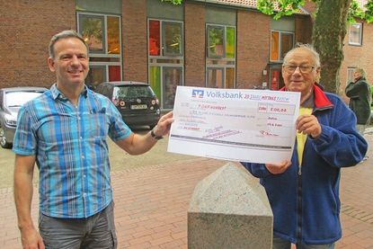 Es war ein passender Anlass, um die Stiftungsgründung unter seinem Namen offiziell zu machen: Der Eutiner Reinhard Benson (re.) übergab einen symbolischen Spendenscheck in Höhe von 500 Euro für den Mittagstisch der Kirchengemeinde an Pastor Philipp Bonse. Die Institution gehört zu den Einrichtungen, die Benson kontinuierlich über seine Stiftung unter dem Dach der Bürgerstiftung Ostholstein unterstützen wird