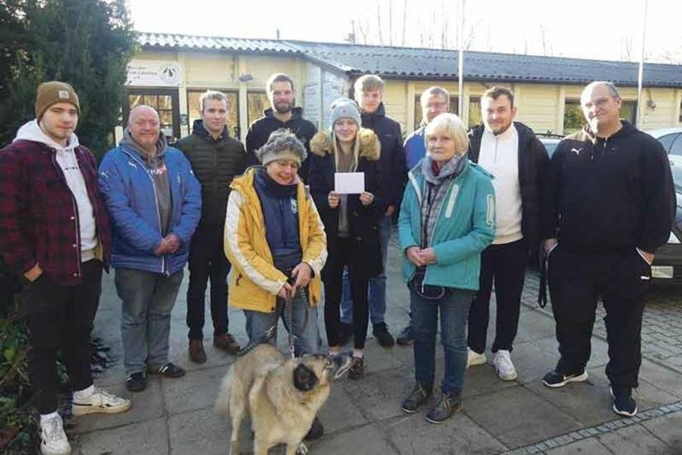 Mit Spaß am Fußball und einem Herz für Tiere: Die Teilnehmer des traditionellen Silvesterkicks, ihre Familien, Freunde und Hobbykicker haben 400 Euro für das Eutiner Tierheim gesammelt.