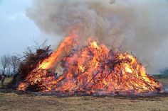 Hier muss niemand frieren: Das große Maifeuer wartet darauf, entzündet zu werden.
