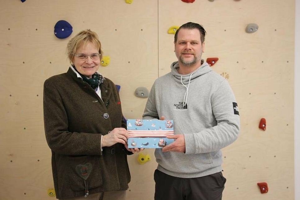Susanne Bimberg-Nittritz vom Gewerbeverein überreichte die Spende an Arne Busdorf von der neuen Kindertagesstätte „LüMü“.