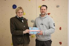 Susanne Bimberg-Nittritz vom Gewerbeverein überreichte die Spende an Arne Busdorf von der neuen Kindertagesstätte „LüMü“.