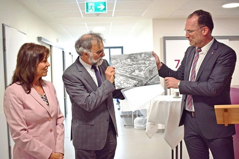 Bürgermeister Björn Demmin (r.) überreichte Geschäftsführer Hermann Bölting und Landrätin Stephanie Ladwig zur Einweihung eine Fotographie des Klinikgeländes aus den 1960-er Jahren. Fotos: Groß