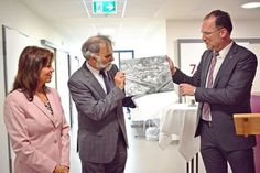 Bürgermeister Björn Demmin (r.) überreichte Geschäftsführer Hermann Bölting und Landrätin Stephanie Ladwig zur Einweihung eine Fotographie des Klinikgeländes aus den 1960-er Jahren. Fotos: Groß