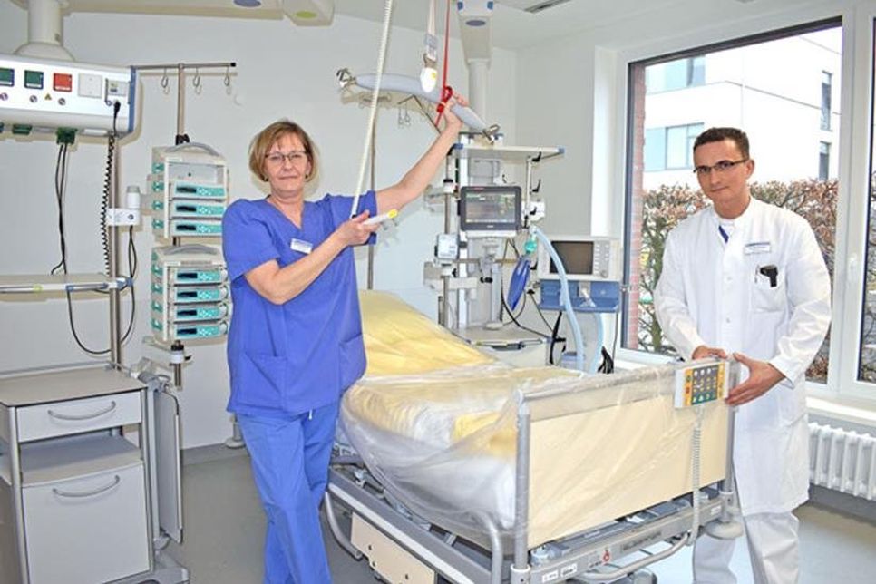 Die moderne Ausstattung der neuen Intensivstation bietet Oberarzt Bartosz Anuszkiewicz, Stationsleiterin Marion Meng-Krause und ihren Kollegen künftig optimale Arbeitsbedingungen.