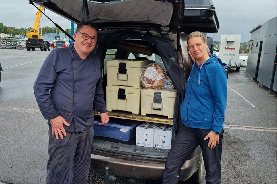 Peter Fallgatter und Annabell Reum vor dem randvollen Kofferaum mit Speisen für die Helferversorgung.