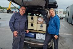 Peter Fallgatter und Annabell Reum vor dem randvollen Kofferaum mit Speisen für die Helferversorgung.