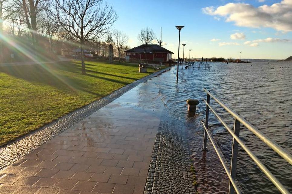 Noch steht der untere Jungfernstieg teilweise unter Wasser.