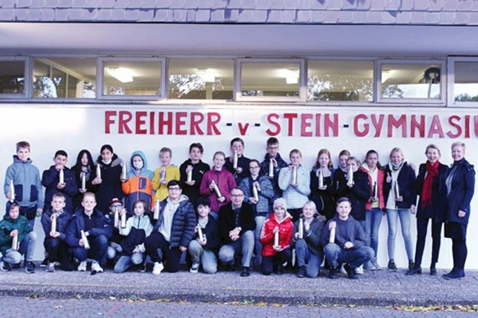 Die Vorstandsmitglieder des Fördervereins Christine Frahm und Nina Koch, Schulleiter André Bigott, sowie die Klasse 7b bei der Flaschenübergabe.