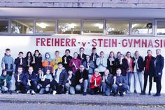 Die Vorstandsmitglieder des Fördervereins Christine Frahm und Nina Koch, Schulleiter André Bigott, sowie die Klasse 7b bei der Flaschenübergabe.