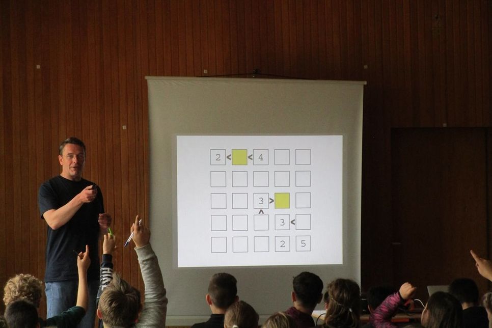 Die Schüler lösten mit voller Begeisterung gemeinsam mit Stefan Heine seine Rätsel.