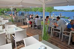 Auf der angrenzenden Terrasse können ein sagenhafter Panoramablick und schmackhafte Gaumenfreuden genossen werden.