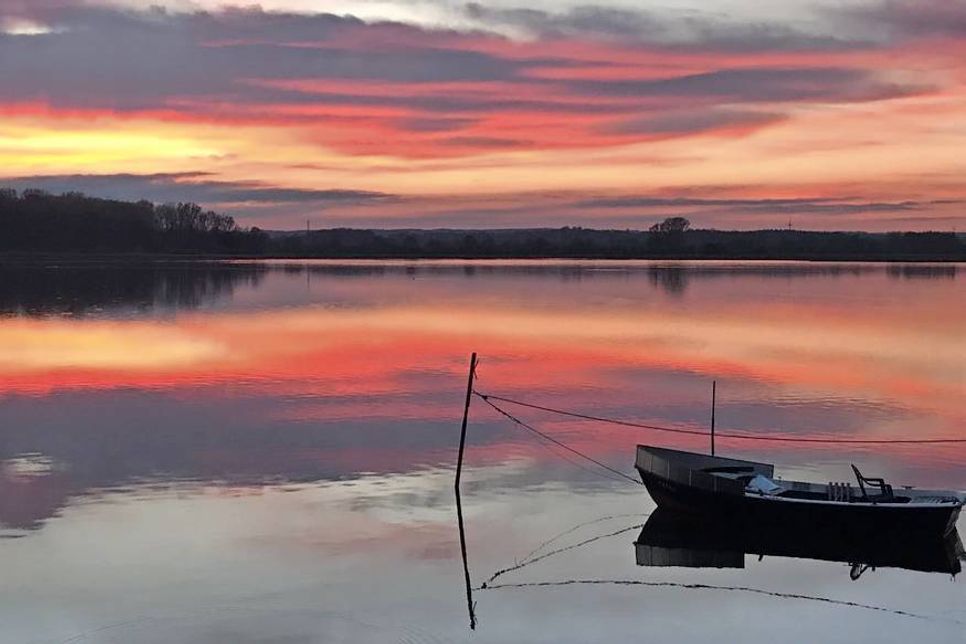 Traumhaft am Binnenwasser gelegen, können die Gäste unbeschreibliche malerische Abendstimmungen erleben.