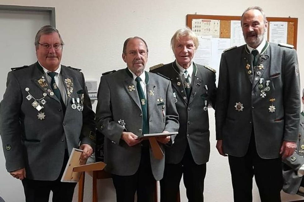 Die Geehrten Fred Starck und Peter Müller sowie der I. Ältermann Helmut Groß und der Zeugmeister Henning Krombholz (v. lks.).