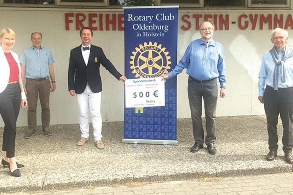 Fördervereinsvorsitzende Christine Frahm, Projektleiter Willibald Übler und Schulleiter Andrè Bigott (von links) nehmen – mit Abstand - den symbolischen Scheck von Rotary Präsident Dr. Horst Simonsen und Rotarier Dr. Reinhard Priebe (ganz rechts) entgegen.