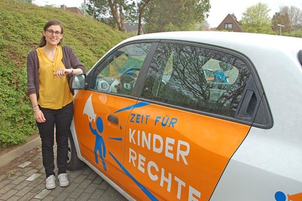 Nina Becker flitzt mit einem Kleinwagen mit Großaufschrift durch das Land. Werbung für das neue Projekt des Kinderschutzbundes.