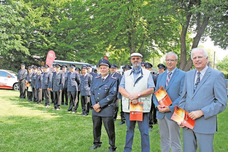 Ortswehrführer Reinhard Weidemann, Bürgermeister Volker Weidemann, Amtsvorsteher Hans-Peter Zink und Landrat Reinhard Sager (v. lks.) vor den Kameraden der Feuerwehr Roge.