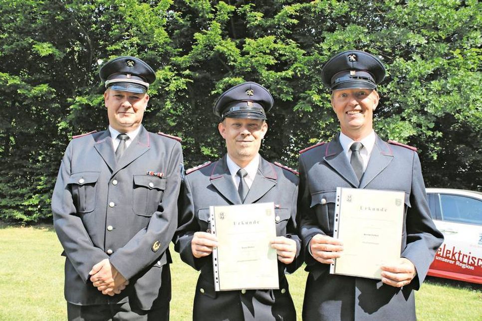 Bernd Völkel (re.) und Sven Möller wurden von Gemeindewehrführer Matthias Tamm (lks.) zum Feuerwehrmann befördert.