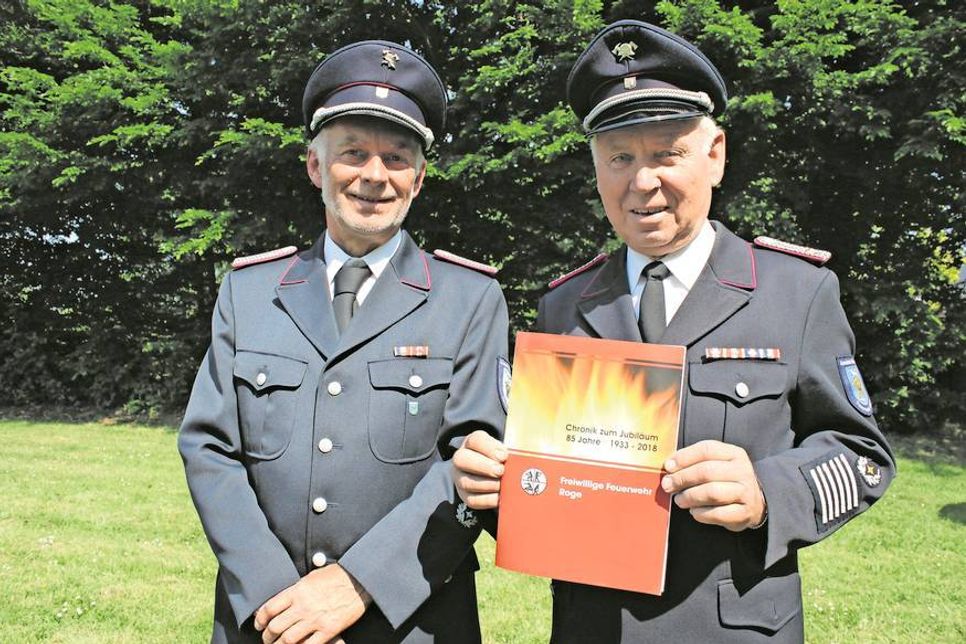 Die erste Chronik zum Jubiläum überreichte Ortswehrführer Reinhard Weidemann (lks.) an seinen Vorgänger Heinz Makoben.