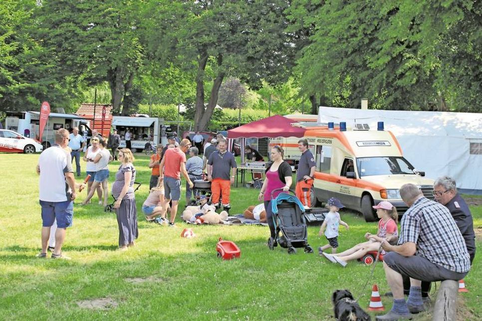 Der Festplatz in Roge verwandelte sich zu einem Ort, wo Einsatzkräfte und Hilfsorganisationen ihre Arbeit vorstellten.