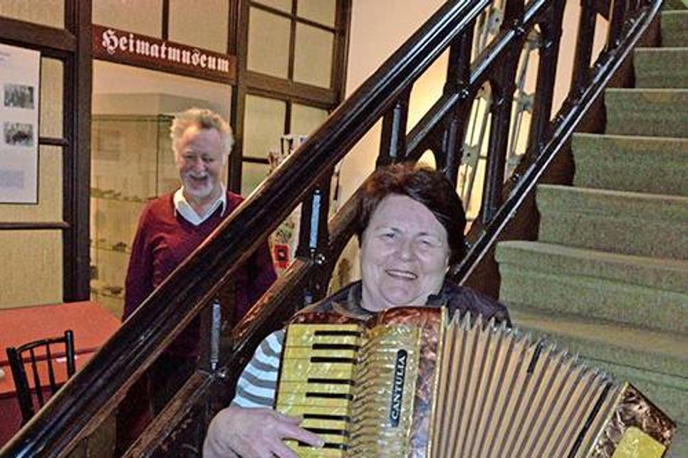 Rita Kriwat und Erich Klimm freuen sich, im Preetzer Heimatmuseum das Akkordeon von Hans Christian Carstens als besonderes „Objekt des Monats“ präsentieren zu können.