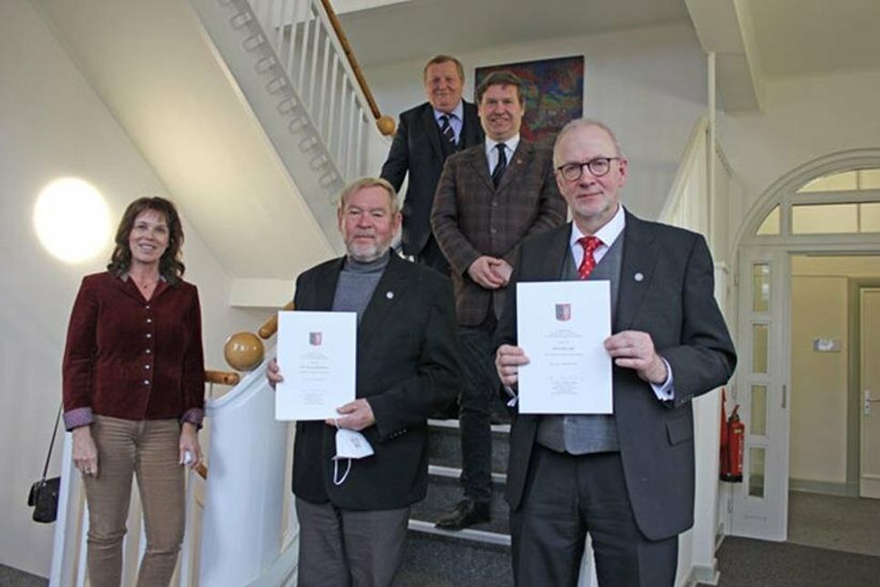 Landrätin Stephanie Ladwig, Bürgermeister Helmut Wichelmann, der Vorsitzende des Hauptausschusses Werner Kalinka, Kreispräsident Stefan Leyk und Bürgermeister Ingo Lage (v. l.).
