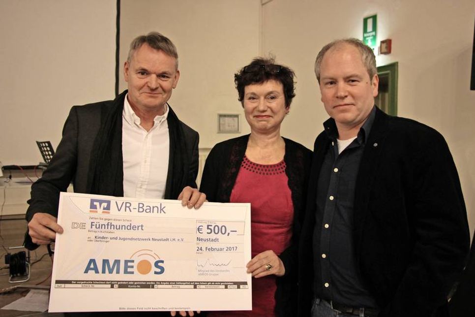 Ameos-Vorstand Michael Dieckmann (lks.) überreichte den Vorsitzenden des KJN Beatrix Spiegel und Mano Salokat einen großzügigen Scheck über 500 Euro.