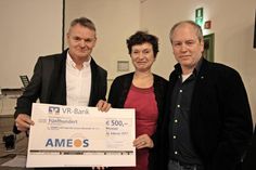 Ameos-Vorstand Michael Dieckmann (lks.) überreichte den Vorsitzenden des KJN Beatrix Spiegel und Mano Salokat einen großzügigen Scheck über 500 Euro.