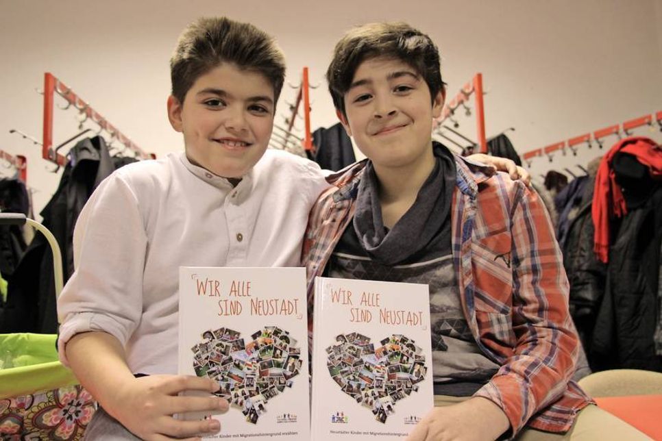 Dimi (lks.) und Finn lasen einen Teil ihrer Geschichten aus dem Buch „Wir alle sind Neustadt“. Vorher „wärmten“ sie sich in der Garderobe auf.