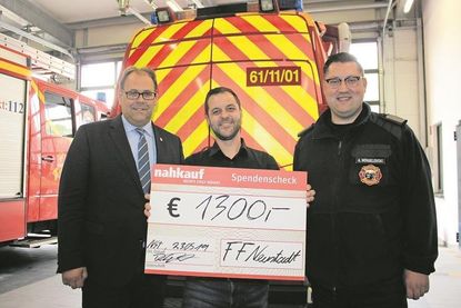 Vor dem Einsatzleitwagen mit der neuen Beklebung: Bürgermeister Mirko Spieckermann, Nahkauf-Inhaber Denis Schlüter und Gemeindewehrführer Alexander Wengelewski (v. lks.).