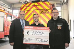Vor dem Einsatzleitwagen mit der neuen Beklebung: Bürgermeister Mirko Spieckermann, Nahkauf-Inhaber Denis Schlüter und Gemeindewehrführer Alexander Wengelewski (v. lks.).