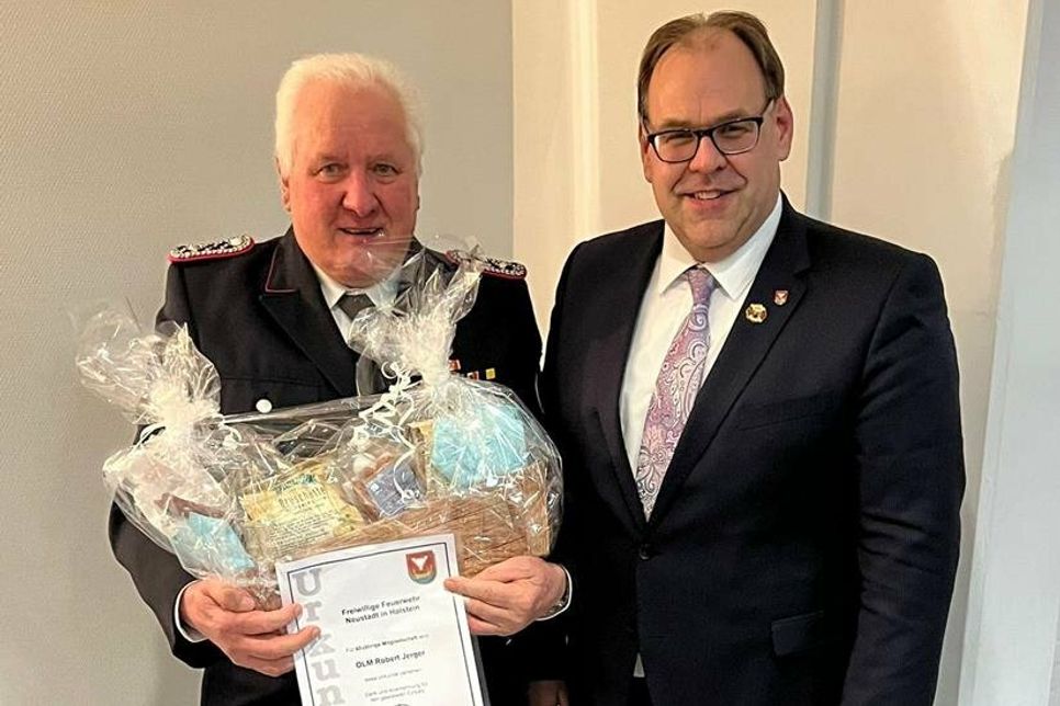 Bürgermeister Mirko Spieckermann (re.) mit Oberlöschmeister Robert Jerger, der für 60 Jahre aktive Mitgliedschaft geehrt wurde.