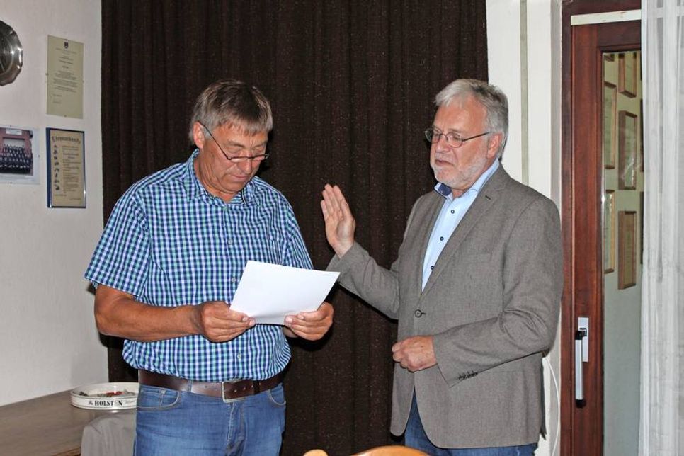 Bürgermeister Andreas Kröger (re.) bei seiner Vereidigung durch Helmut Lange.