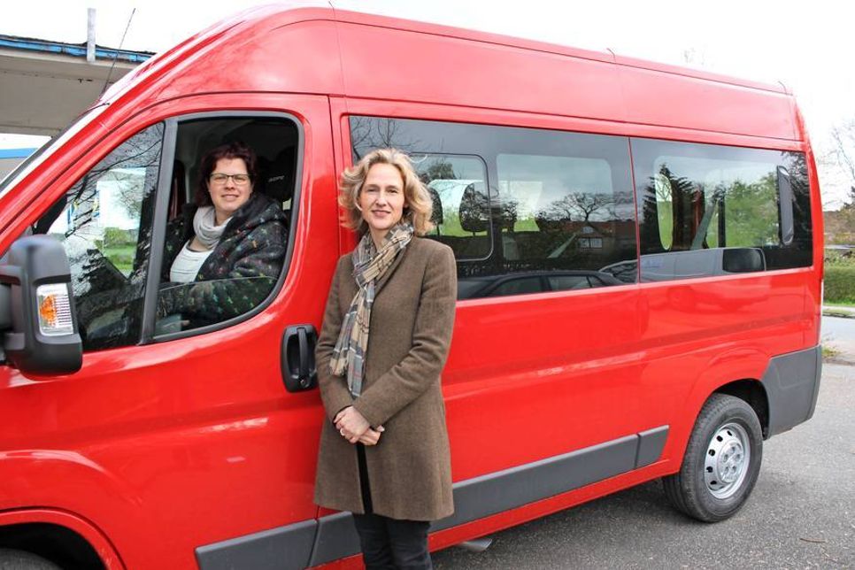Zum Transport der Asylanten hat das Amt Lensahn mit freundlicher Unterstützung durch das Architekturbüro Michaelsen + Hiller einen 9-Sitzer angeschafft. Dieser kommt aber nur zum Einsatz“, wenn der öffentliche Personennahverkehr keine Verbindung zulässt“, betonte Klaus Winter. Zudem könne der Bus später als Bürgerbus für ältere Menschen eingesetzt werden. Auf dem Foto Architektin Nina Hiller (re.) und die Integrationsbeauftragte Stefanie Schmidt.