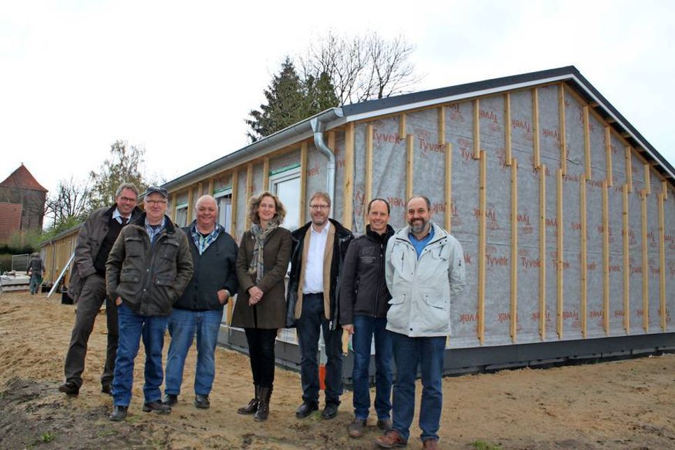 Freuen sich über den raschen Baufortschritt: Amtsvorsteher Klaus Winter, die Unternehmer Sven Osten und Eckhard Mielke, Architektin Nina Hiller, die Pastoren Jörg Reimann und Kai Sagawe sowie Lutz Schlünzen vom Kirchengemeinderat ( v. lks.).