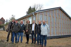Freuen sich über den raschen Baufortschritt: Amtsvorsteher Klaus Winter, die Unternehmer Sven Osten und Eckhard Mielke, Architektin Nina Hiller, die Pastoren Jörg Reimann und Kai Sagawe sowie Lutz Schlünzen vom Kirchengemeinderat ( v. lks.).
