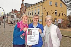 Die Leiterin der VHS Preetz Inga Feldmann, Christina Bergers, Inhaberin der Buchhandlung am Markt sowie die Leiterin der Stadtbücherei Karen Verweegen freuen sich auf spannende Darbietungen beim Poetry Slam am 24. März um 19.30 Uhr im Haus der Diakonie.  Foto: Schneider