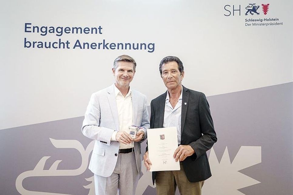 Gerhard Heitzelmann (r.) aus Techau ist für seine zahlreichen Blutspenden am vergangenen Freitag von Gesundheitsminister Heiner Garg mit der Ehrennadel des Landes Schleswig-Holstein ausgezeichnet worden. (Foto: Frank Peter)