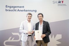 Gerhard Heitzelmann (r.) aus Techau ist für seine zahlreichen Blutspenden am vergangenen Freitag von Gesundheitsminister Heiner Garg mit der Ehrennadel des Landes Schleswig-Holstein ausgezeichnet worden. (Foto: Frank Peter)