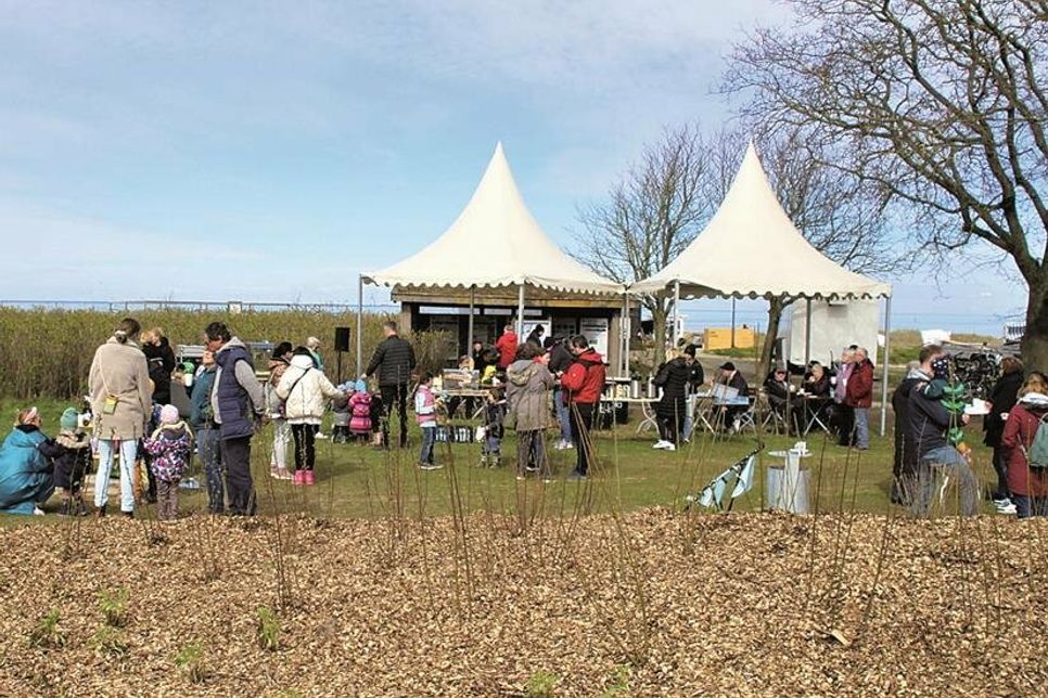 Buntes Treiben überall: Die feierliche Eröffnung des Inklusionsspielplatzes der Gemeinde Stein lockte zahlreiche Besucher an die Ostseeküste.