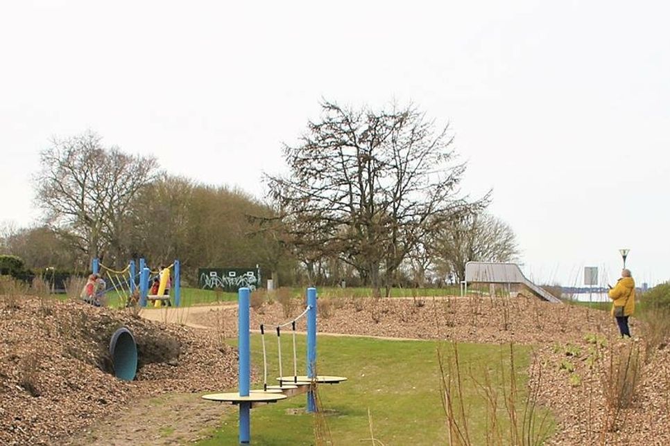 Die große Spielplatzanlage am Meeresstrand bietet viel Platz zum Toben.