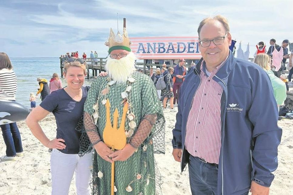 Kai-Anne Christensen (TALB), Neptun und Bürgermeister Mirko Spieckermann (v. lks.) feuerten die Anbader tatkräftig an.