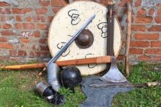 Schwerter, Äxte, Speere, Helm, Schild und Kettenhemd kommen beim Schaukampf zum Einsatz.