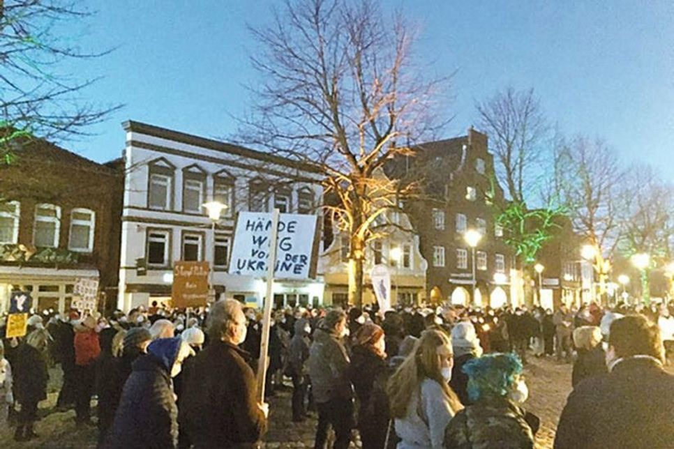 300 Plönerinnen und Plöner versammelten sich am Sonntagabend, um auf dem Marktplatz ein Zeichen der Solidarität mit der Ukraine zu setzen und gegen Putins Angriffskrieg zu demonstrieren. Aufgerufen zu der Veranstaltung hatte die Stadt Plön