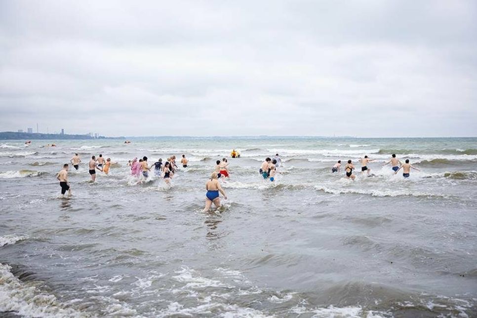 Rund 40 Wagemutige stürzten sich mit Bürgermeisterin Bettina Schäfer beim Anbaden in Scharbeutz in die kalten Fluten.